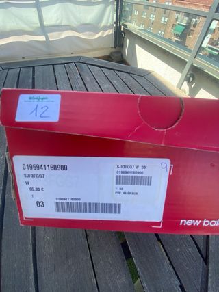 Botas de fútbol New Balance plateadas