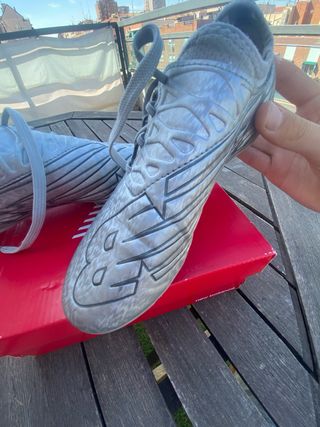 Botas de fútbol New Balance plateadas