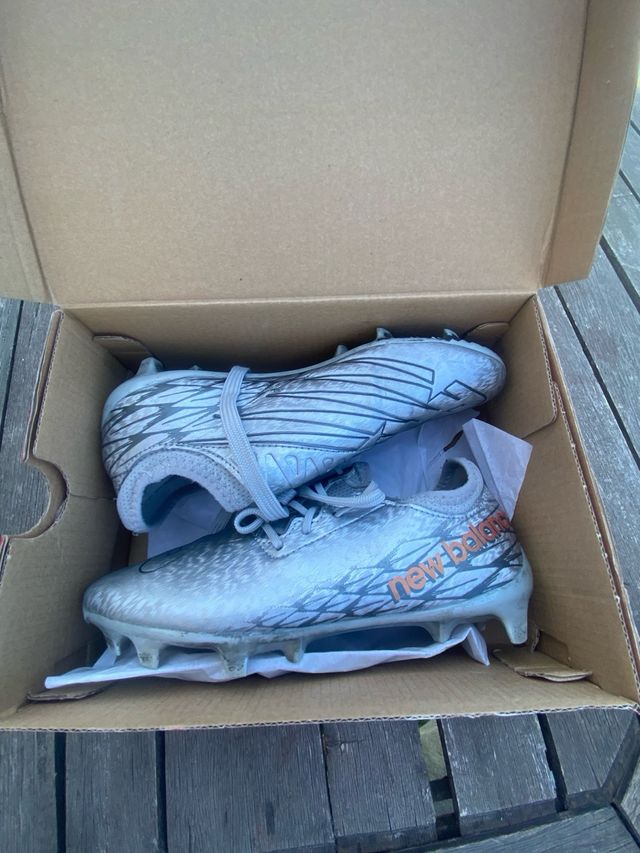 Botas de fútbol New Balance plateadas