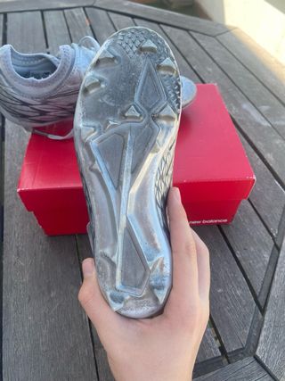 Botas de fútbol New Balance plateadas