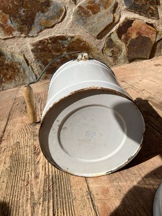 Cubo antiguo de metal y madera
