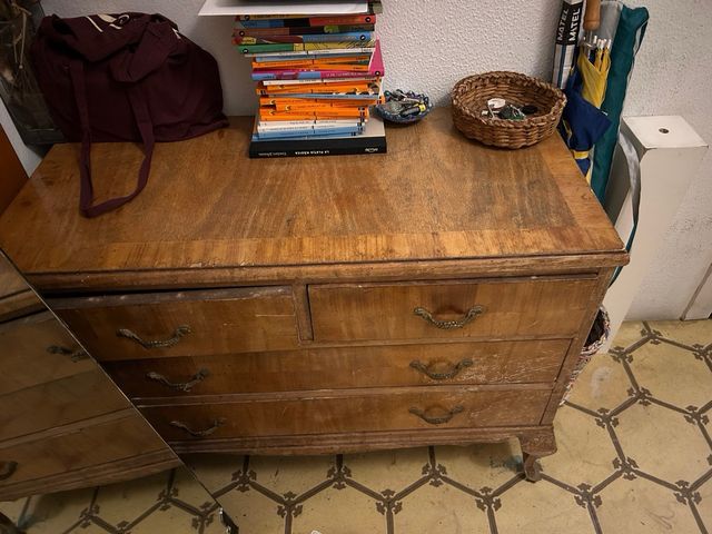 Mueble de madera con cajones