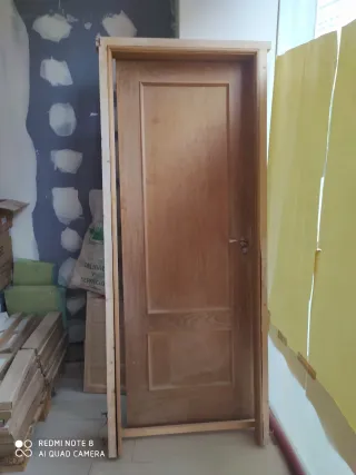 Puerta de madera maciza