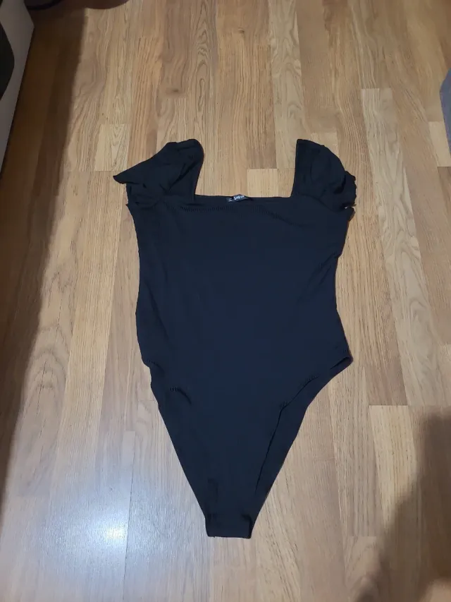 Body negro escote cuadrado manga abullonada