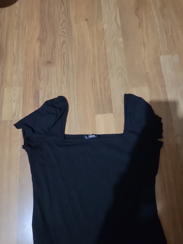 Body negro escote cuadrado manga abullonada