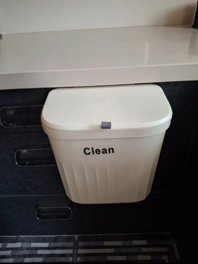 Cubo de basura blanco con etiqueta Clean