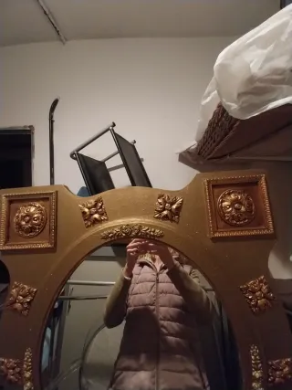 Espejo antiguo dorado con marco ornamentado