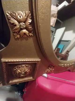 Espejo antiguo dorado con marco ornamentado