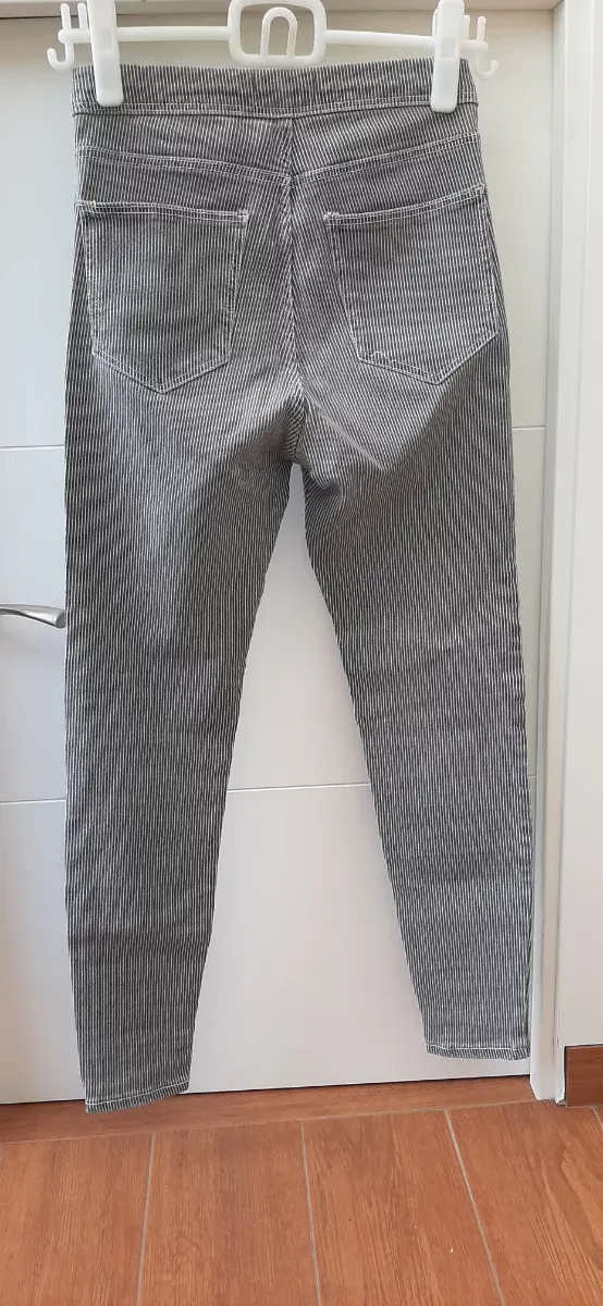 Pantalones pitillo rayas negras y blancas Talla S