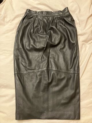 Falda de cuero negra con bolsillos