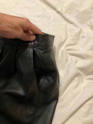 Falda de cuero negra con bolsillos