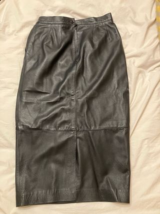Falda de cuero negra con bolsillos