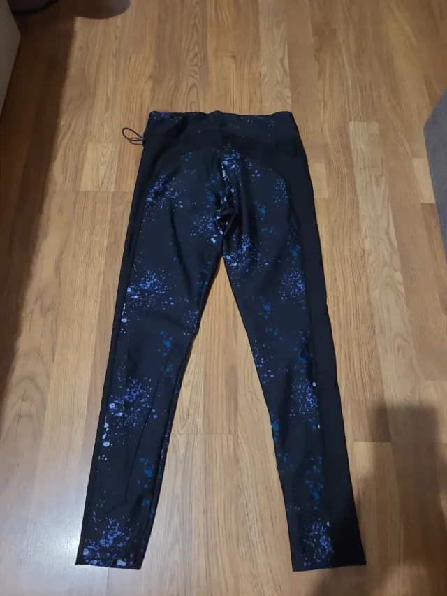 Leggings negros con estampado púrpura