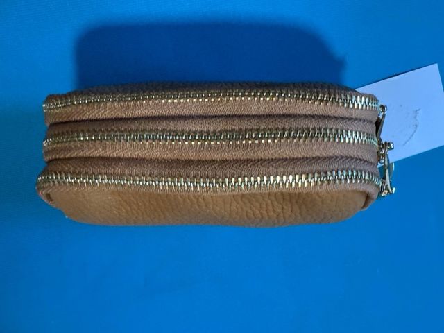 Monedero marrón con cremallera y llavero