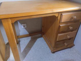 Escritorio y silla de madera