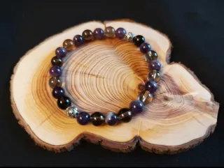 Pulsera de piedras moradas y abalorios plateados.