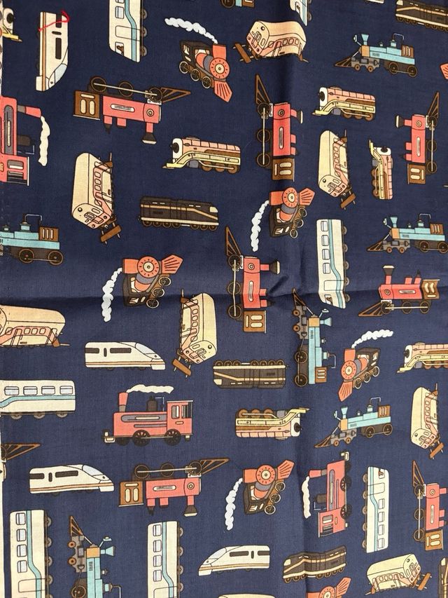 Tela de máquinas de trenes en fondo azul marino.