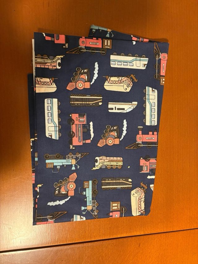 Tela de máquinas de trenes en fondo azul marino.