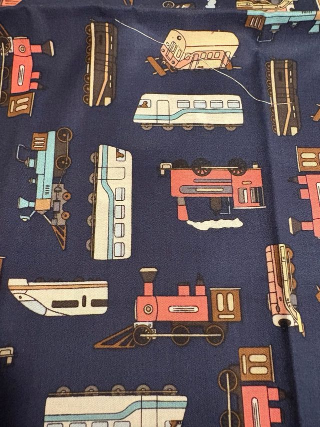 Tela de máquinas de trenes en fondo azul marino.