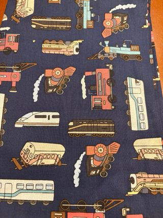 Tela de máquinas de trenes en fondo azul marino.
