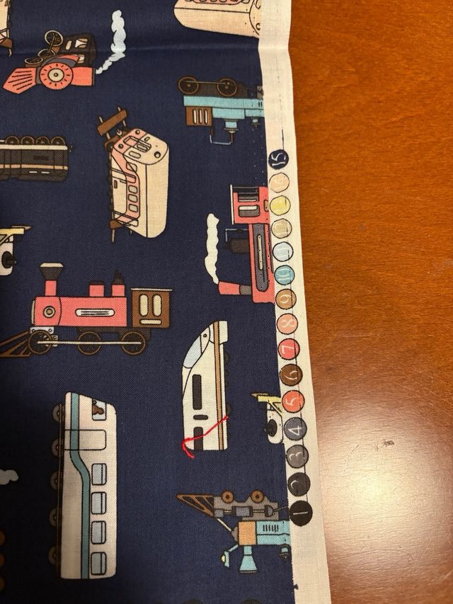 Tela de máquinas de trenes en fondo azul marino.