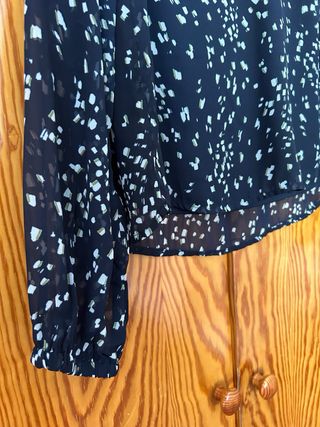 Blusa estampada cuello volante