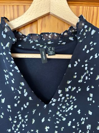 Blusa estampada cuello volante