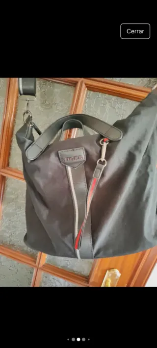 Bolso negro con bandolera