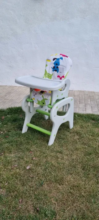 Trona y mesa de plástico para bebé