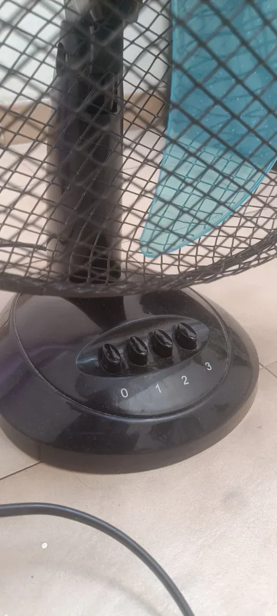 Ventilador de mesa negro y azul