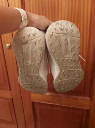 Zapatillas Lacoste Beige y Blancas