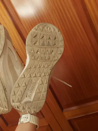 Zapatillas Lacoste Beige y Blancas