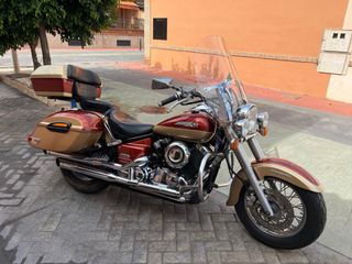 Moto con maletero y dos cascos