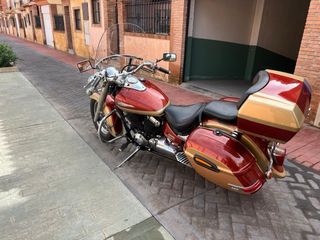 Moto con maletero y dos cascos