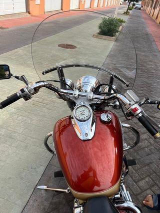 Moto con maletero y dos cascos