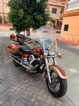 Moto con maletero y dos cascos
