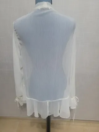 Blusa transparente con lazada