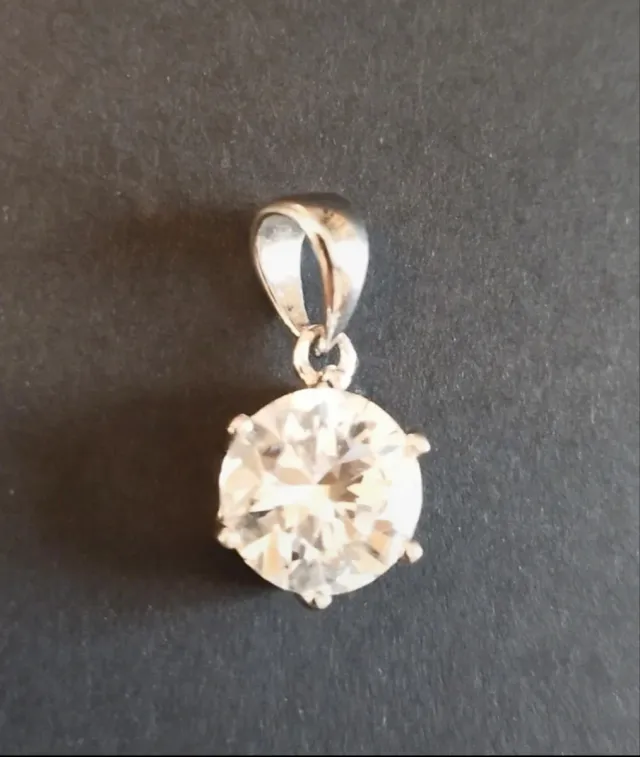 Colgante plateado con strass de vidrio