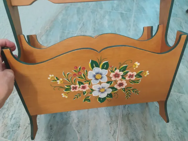 Revistero de madera pintado a mano