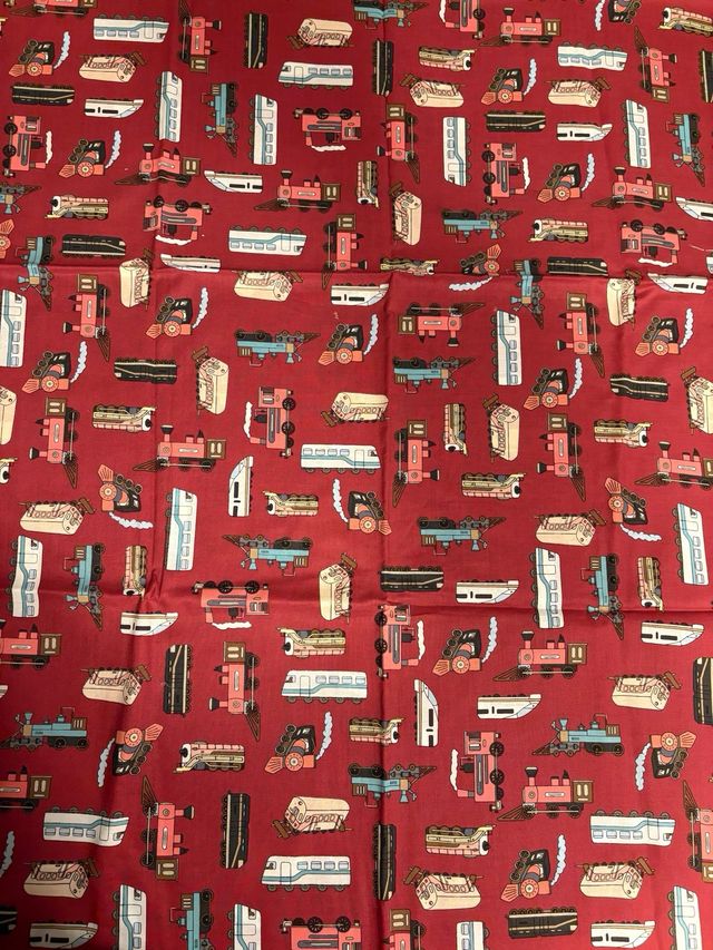 Tela de máquinas de trenes en fondo burdeos.