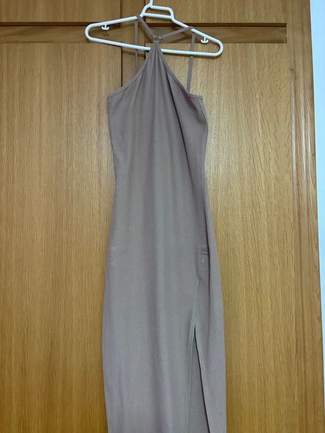 Vestido largo beige con abertura