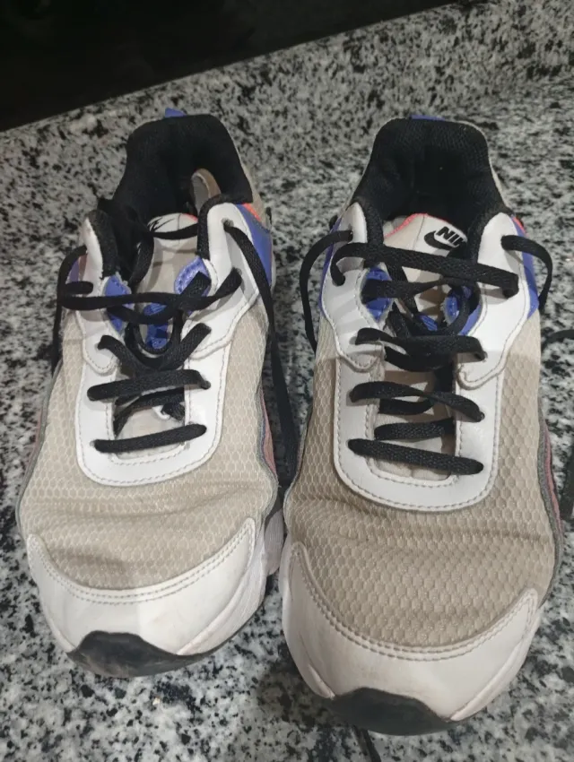 Zapatillas Nike Beige y Blancas