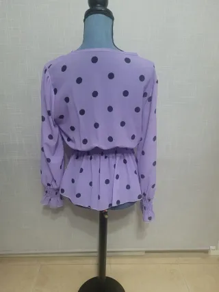 Blusa morada con lunares negros