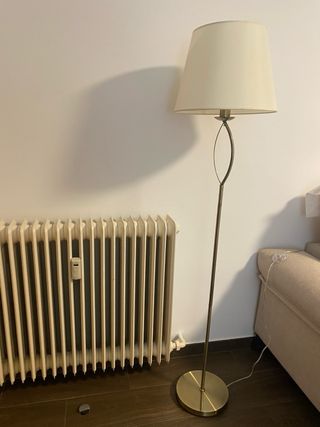 Lámpara de pie dorada con destellos negros. Nueva.