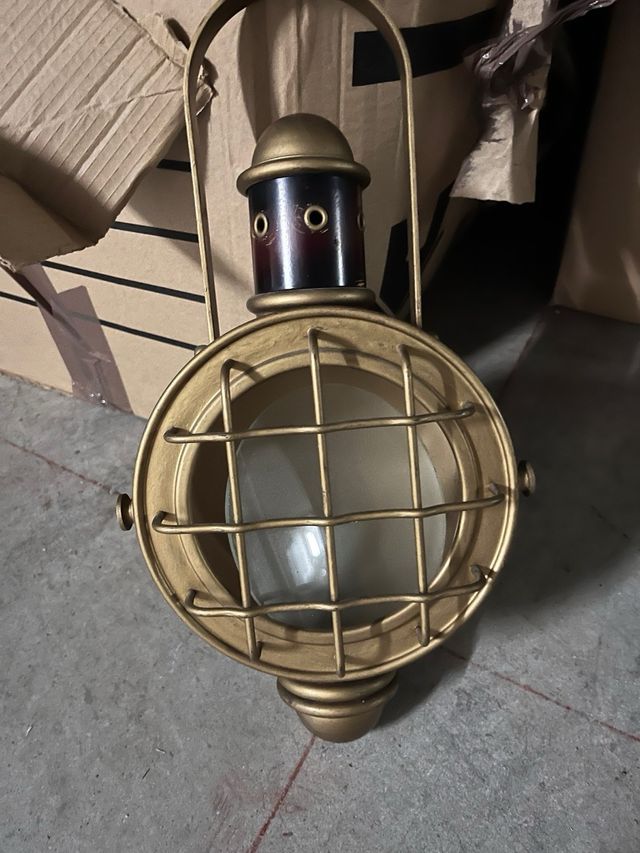 Lámpara marinera decorativa dorada