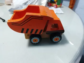 Camión y remolque de madera