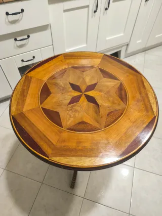 Tavolino rotondo intarsiato in legno