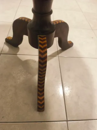 Tavolino rotondo intarsiato in legno