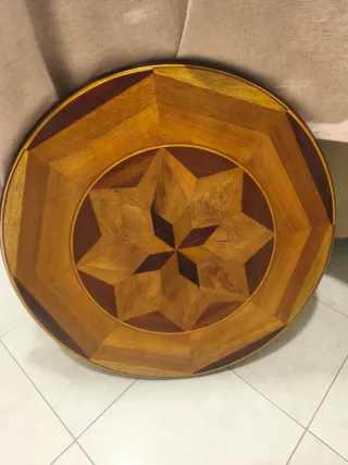 Tavolino rotondo intarsiato in legno