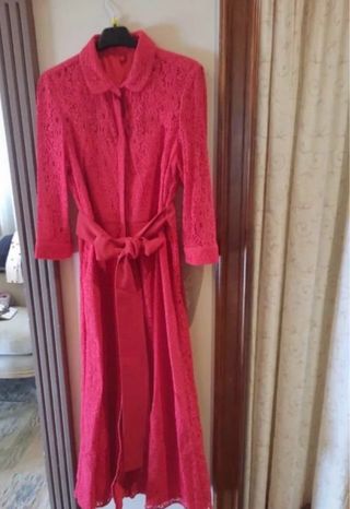 Vestido encaje fucsia con cinturón